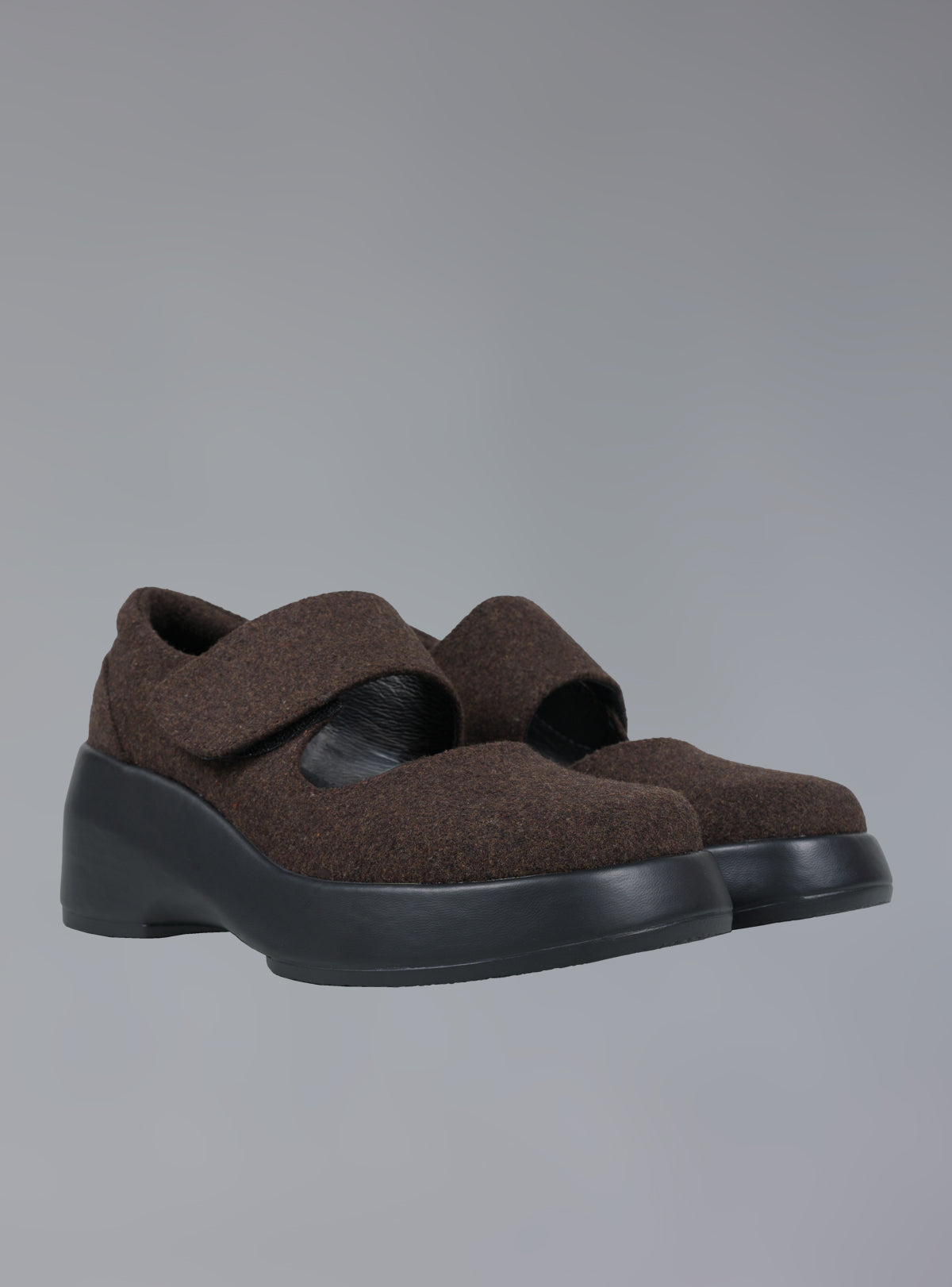 UNIF Signature | Felt Platform Sandal In Brown